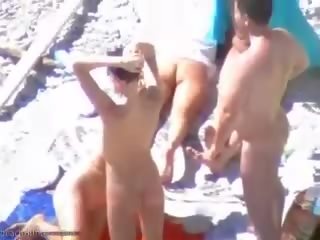 日光浴 海滩 荡妇 有 一些 青少年 组 性别 夹 有趣