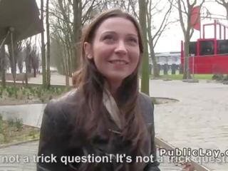 Belga hottie succhia pene in pubblico