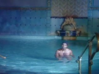 Franco roccaforte comienza amor kate más y sophie evans en un piscina