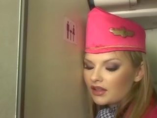 Хубав блондинки стюардеса смучене джонсън onboard