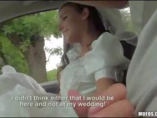 Amirah adara içinde bridal gown sarılı erişkin klips