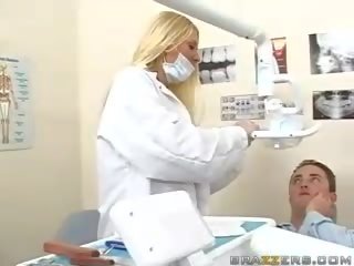 Suurepärane teismeline rinnakas blond dentist näitab tema tiss kuni a patsient