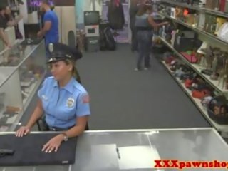 Ekte pawnshop xxx video med bigass politi i uniform