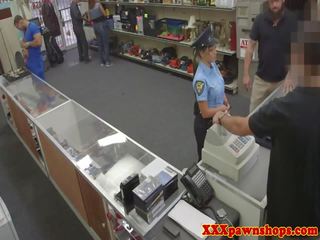 Латино policewoman facialed за пари в брой
