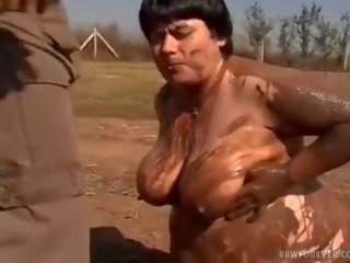 Farmer fucks mud aptvēra apaļas