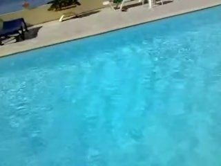 Publiek masturbatie dickflash op de zwembad