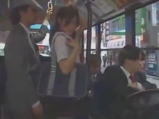 Asiatico giovanissima storditore tastata in autobus da gruppo
