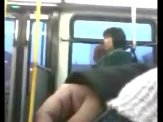 Lad мастурбира на публичен автобус частен филм