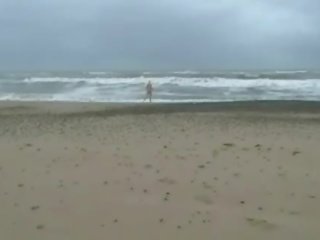 Amadora jovem grávida diva chaos magrinha dipping em praia