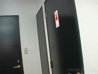 Asiatico giovanissima cutie filmati twat mentre fare pipì in un toilette