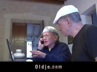Retired oldmen súložiť a zdieľať dva tínedžeri