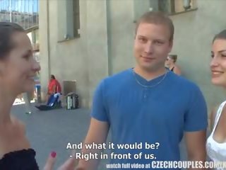 Tjeckiska par ung par tar pengar för offentlig fyrkant