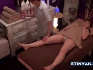 Zwei exceptional asiatisch mädchen bei massage studio