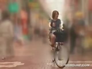 Asiatiskapojke tonårs sweeties få twats alla våt medan ridning den bike