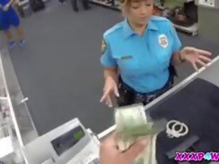 Policewoman und sie firearm