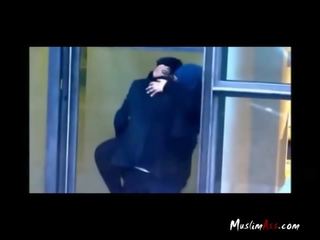 Hijab guru menangkap membelai oleh spycam