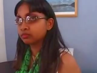 Neitsyt- teini-ikäinen intialainen geeta
