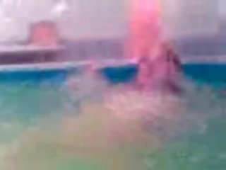 Swiming desnudo en la escuela piscina