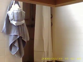 Spionage inviting 19 jaar oud minnaar showering in slaapzaal badkamer