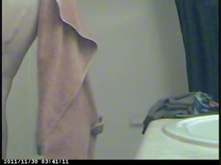 Camera spia captures giovanissima presa un doccia