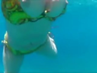 Vedenalainen likainen elokuva swiming kumulat laukaus
