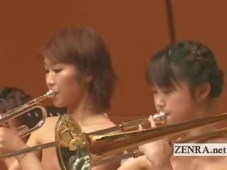 Nūdists japānieši av pagaidām uz the stark kails orchestra