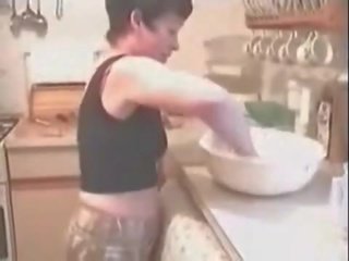 Mājas veikts: sieva uz the virtuve