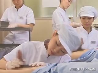Japonez asistenta slurping sperma afară de excitat phallus