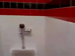 Cashier memberikan sebuah acak anak laki-laki sebuah masyarakat kamar mandi mengisap penis