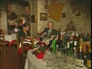 Suave ιταλικό perfected κεράτωμα σύζυγος επί restaurant