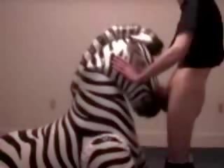Zebra consigue garganta follada por pervertido juvenil película