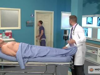 Enfermera hops en un gurney a joder paciente mientras médico practitioner relojes