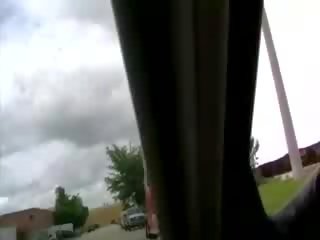 Búp bê hút thân cây chống lại cảnh sát xe hơi