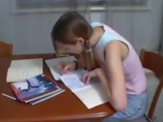 Steg bror helping tonårs syster med homework
