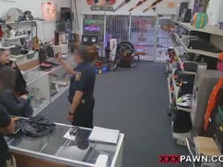 Një çift vajzat dhe një polic në një dyqan