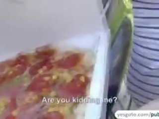 Viešumas dulkinimasis su pica pristatymas mergina