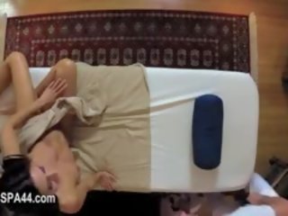 Muy difícil masaje dormitorio de lascivo masajista