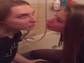 [periscope] twee russians lesbiennes making uit op badkamer