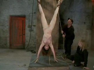 Tineri femeie următorul ușă pune upside jos severely flogged făcut pentru cumon ecran tying și real bdsm juca
