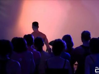 Francuskie amatorskie dziewczyny macane przez męski spychacz onstage