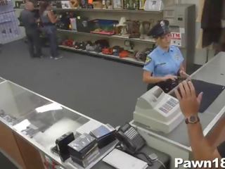 Policial miúda a chupar pila para dinheiro em o loja