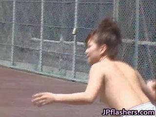 Hübsch asiatisch puppen practicing nackt