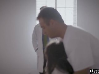 Ārsti michael un chad pārvietot viņu gaiļus closer līdz nymphomaniac pacients emily