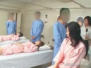 아시아의 브루 넷의 사람 젊은 여자 불면 털이 많은 putz 에 그만큼 병원