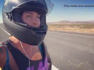 Felicity feline motorcycle stunner 騎術 aprilia 在 胸罩