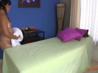 Begençli taýlandly lady seduced and fucked by her masseur