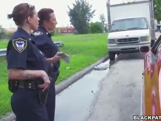 Samice cops vytiahnuť cez čierne suspect a sať jeho člen