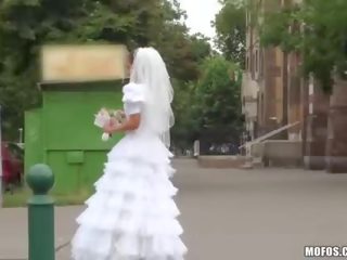 Glamorous bride sucks a big hard manhood