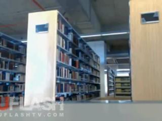 Ginintuan ang buhok pagkinang sa publiko paaralan library sa webcam