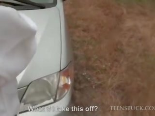 मोहक ब्राइड फक्किंग एक अजनबी में उसके कार